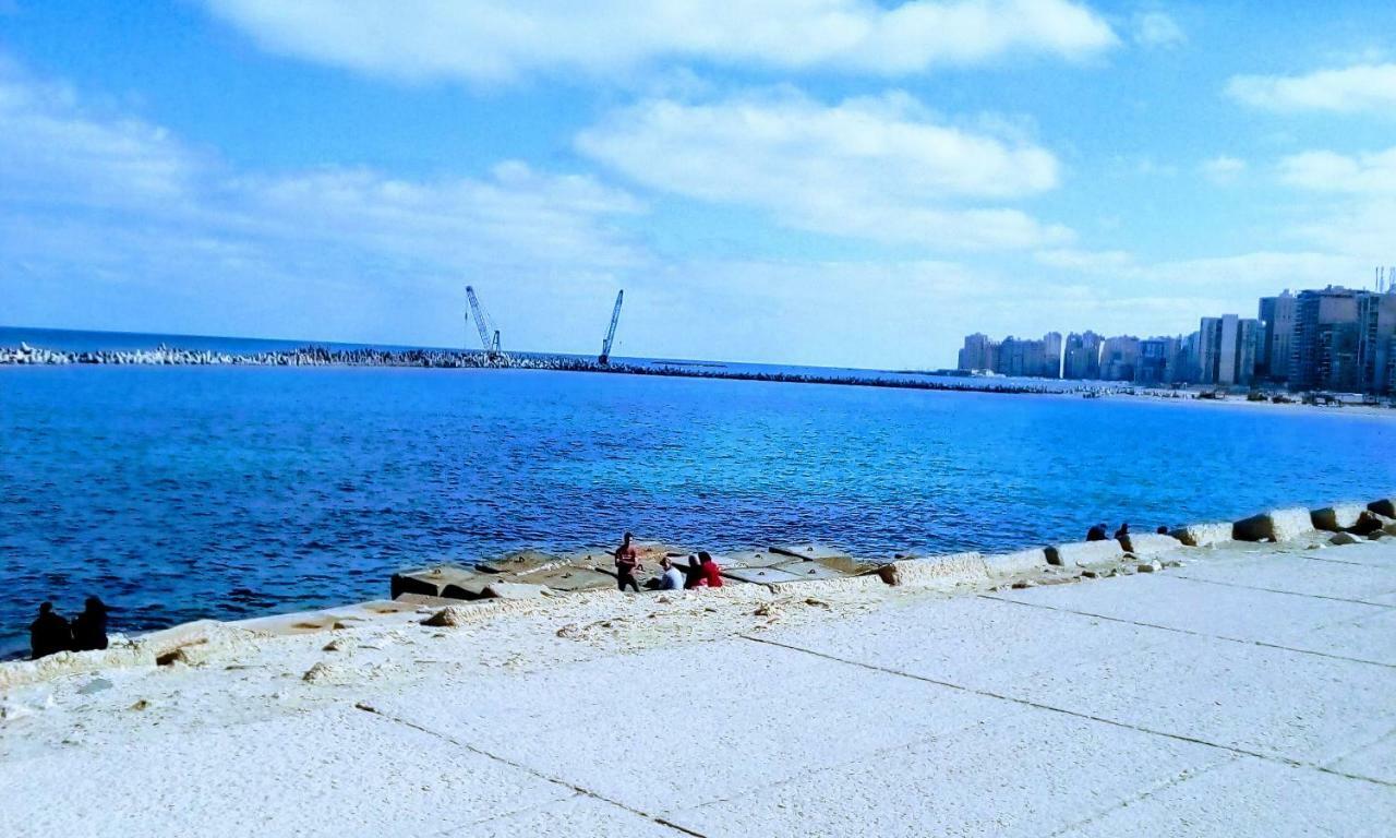 Zahrate Elfirdaos Rooms للرجال فقط 亚历山大港 外观 照片